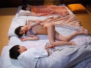Chồng yêu già vừa rời khỏi nhà, Người vợ đã đưa mông cho cậu con trai địt