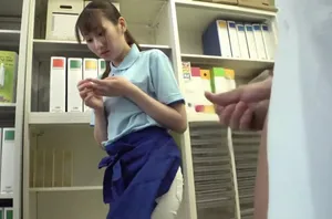 Đêm muộn lái xe trong xe hoang dã ngồi ở ghế sau để quan hệ tình dục, cắm hậu môn vui vẻ, cận cảnh mông béo trên lên xuống, cái mông này đơn giản là hoàn hảo, to và tròn