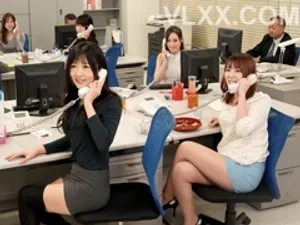 Gặp ca sĩ trên đường thanh niên dùng tiền để được xem vú
