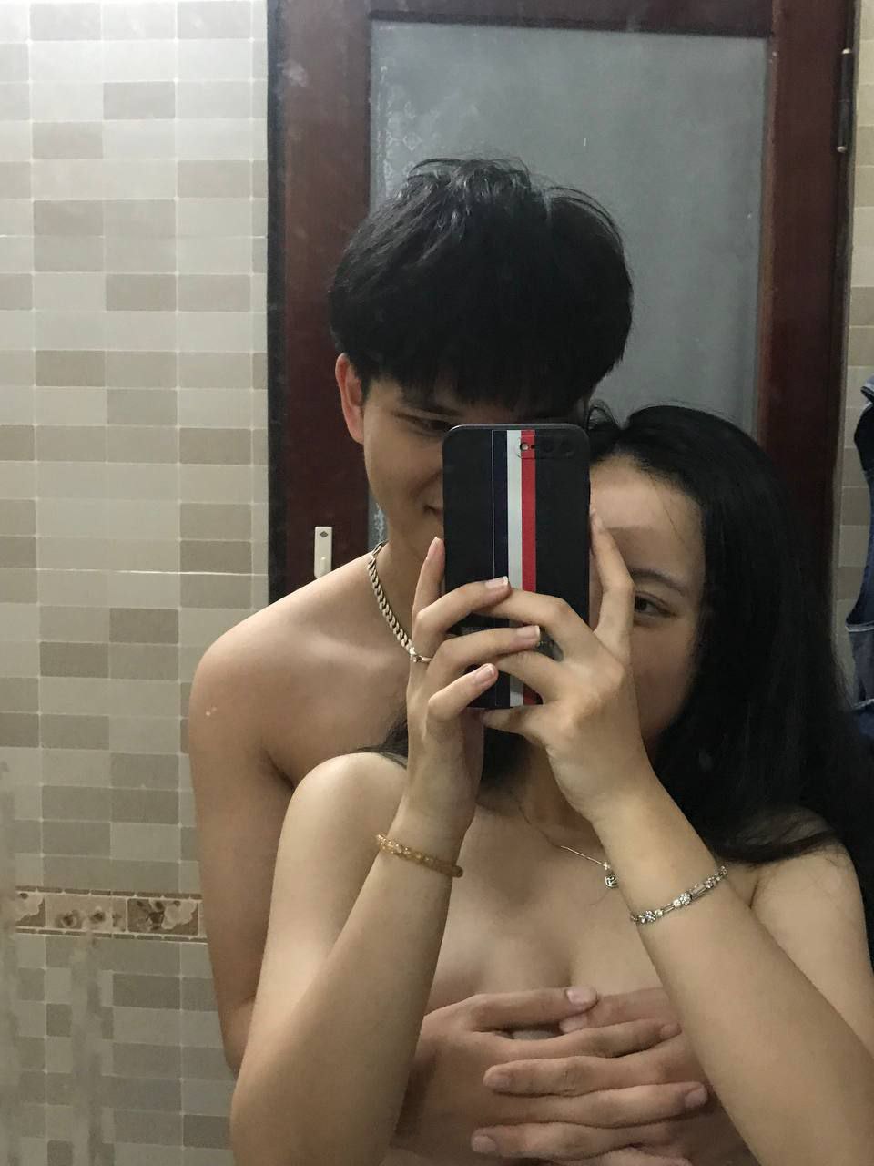 Đến nhà gấu chơi nhưng chị gái của cô ấy cứ gạ địt…