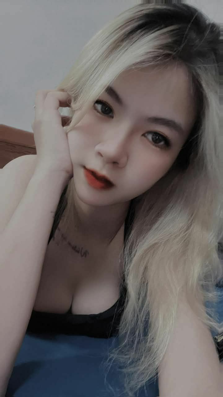 Trong căn phòng sang trọng, một cô gái tóc dài ngang vai, phong cách hoàng gia đang bị một anh trai xăm trổ đang mút và liếm.